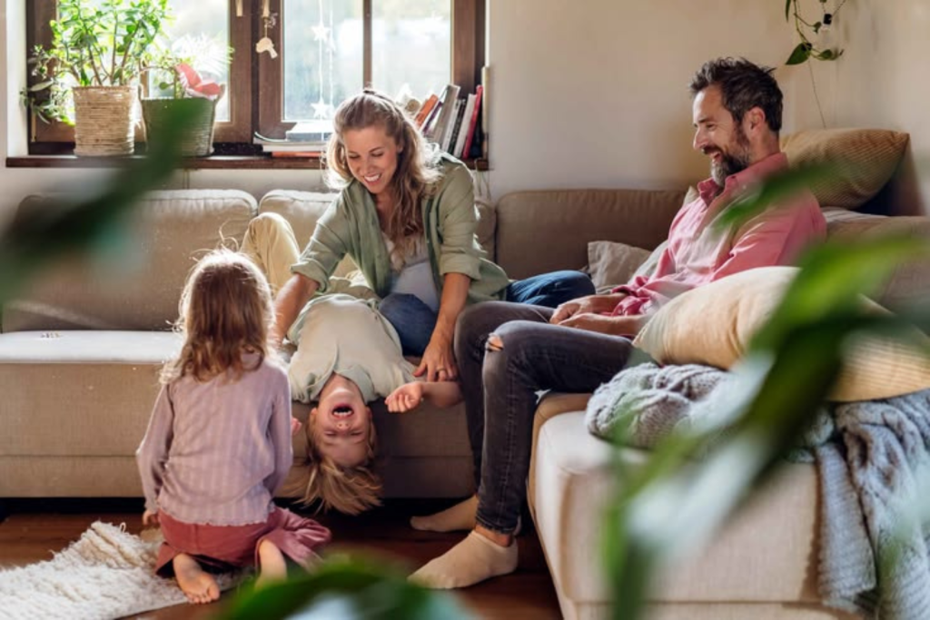 conciliazione vita lavoro, famiglia su divano