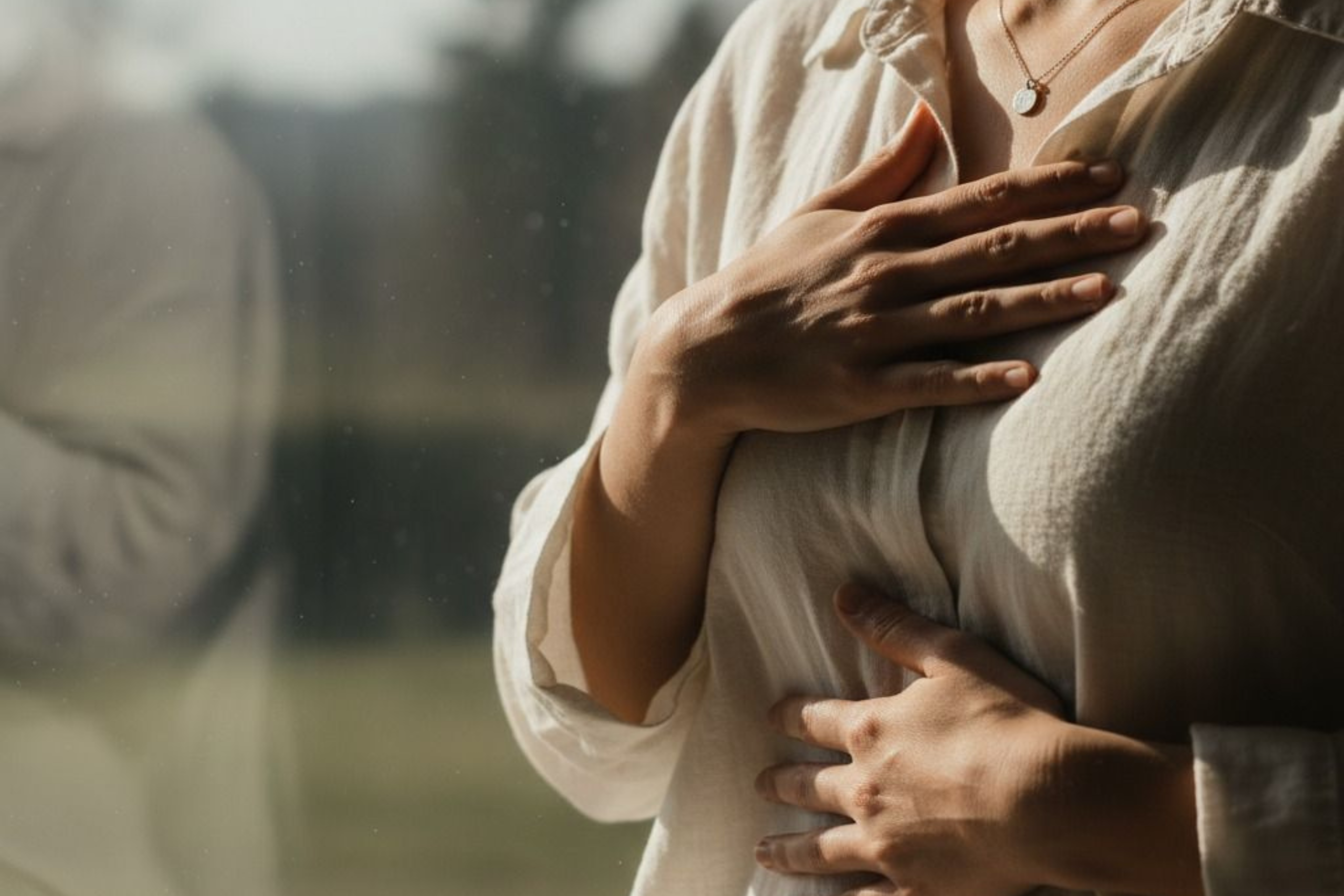 donna con mani sul petto e pancia, gesto rilassante